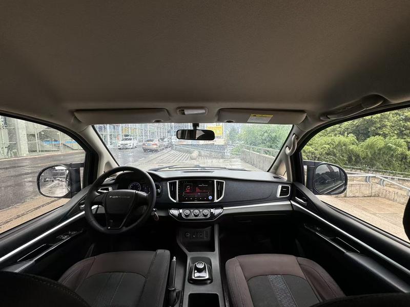 Dongfeng Forthing Lingzhi M5 EV, 2023 — фото 8 из 12