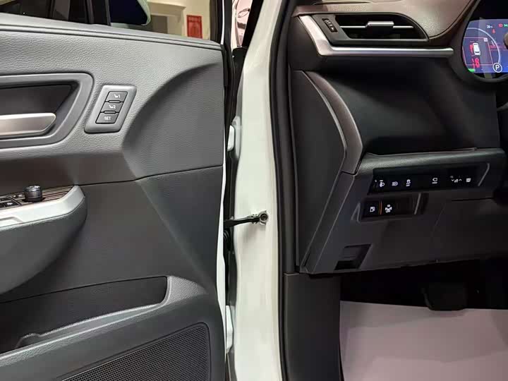 Toyota Granvia, 2025 — фото 6 из 9