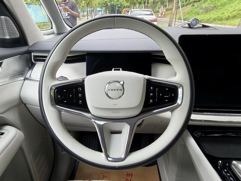 Volvo EM90, 2024 — фото 7 из 10