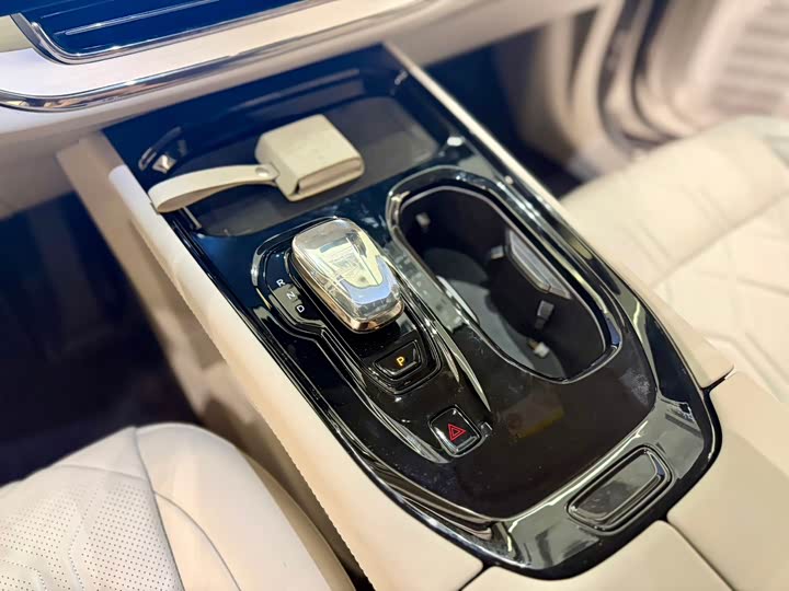 Volvo EM90, 2026 — фото 8 из 9
