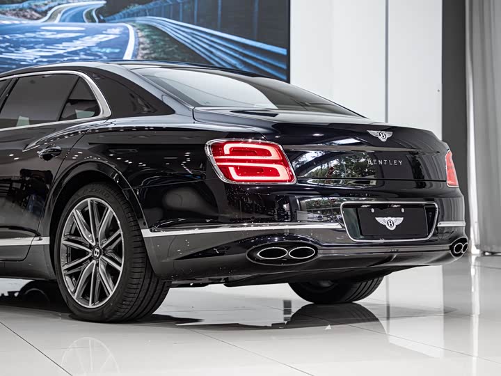 Bentley Flying Spur, 2023 — фото 6 из 9