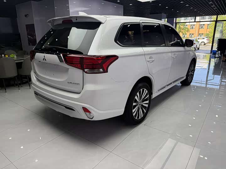 Mitsubishi Outlander, 2022 — фото 4 из 9