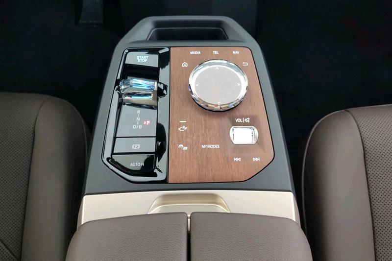 BMW iX, 2025 — фото 9 из 12