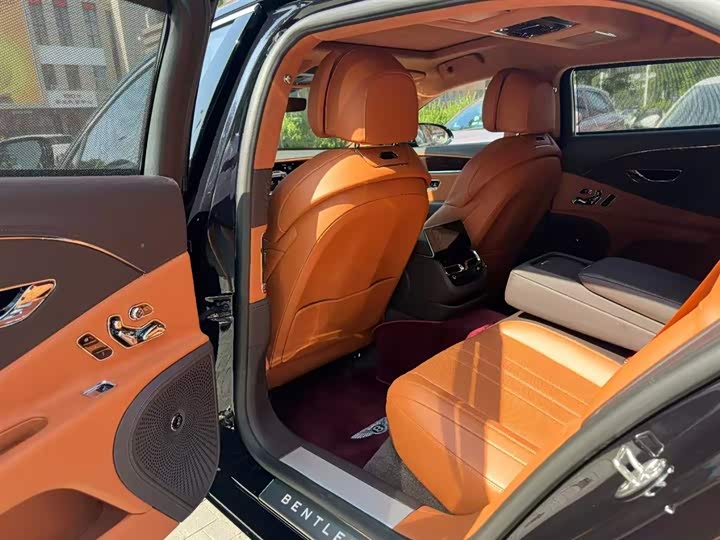 Bentley Flying Spur, 2023 — фото 7 из 7