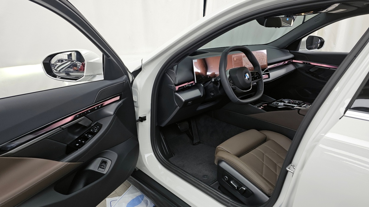BMW 5 Series, 2025 — фото 9 из 12
