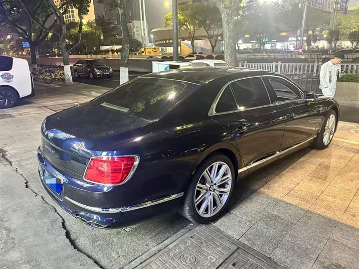 Bentley Flying Spur, 2022 — фото 6 из 9