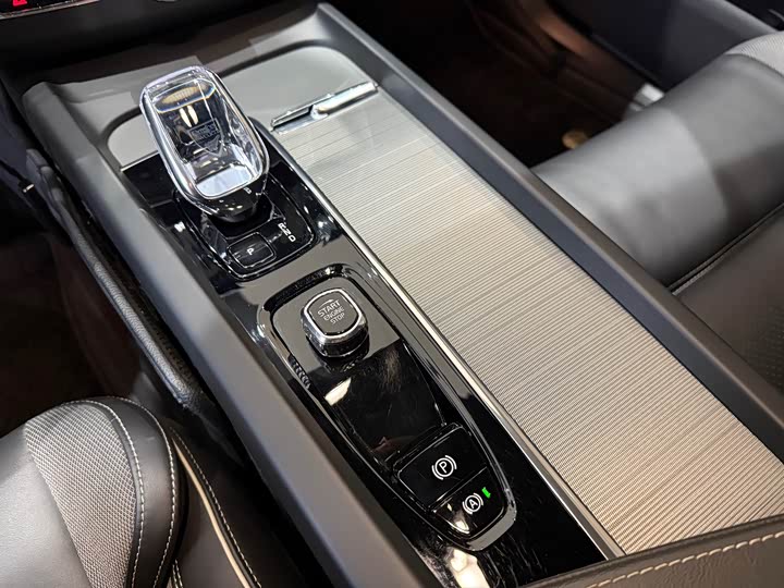 Volvo XC60 Hybrid, 2024 — фото 6 из 9