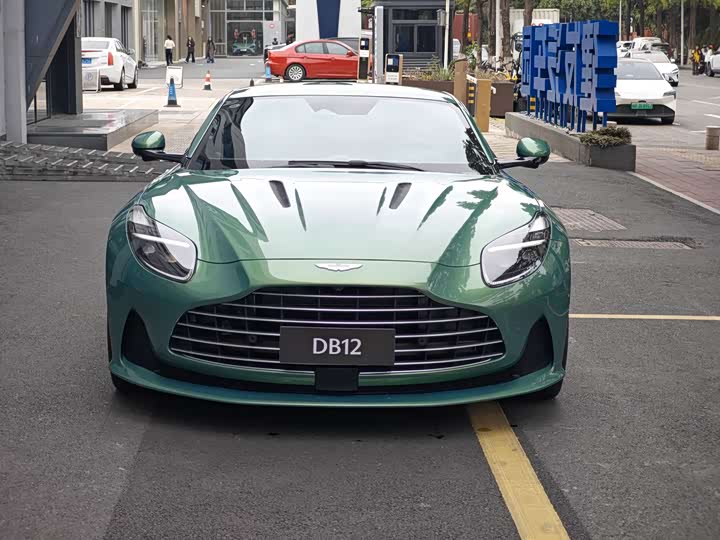 Aston Martin DB12, 2024 — фото 2 из 9