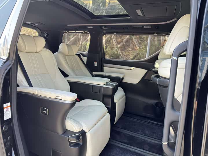 Toyota Alphard, 2025 — фото 4 из 9
