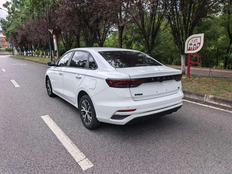 Geely Emgrand, 2023 — фото 4 из 9