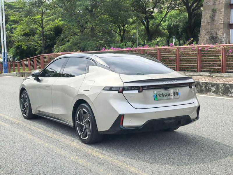Lynk & Co 07 EM-P Hybrid, 2024 — фото 5 из 12