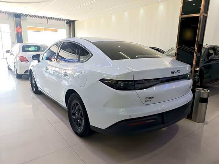 BYD Seal 05 DM-i Hybrid, 2025 — фото 5 из 9