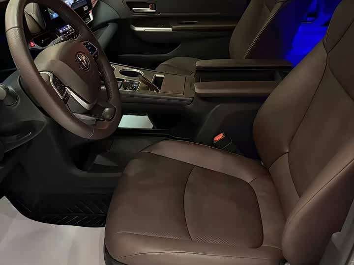 Toyota Granvia, 2025 — фото 8 из 9