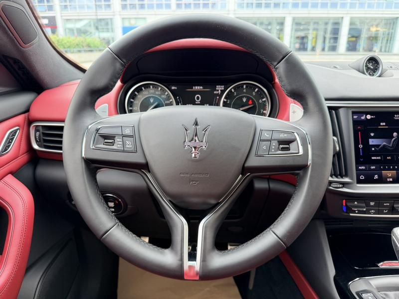 Maserati Levante, 2023 — фото 8 из 11