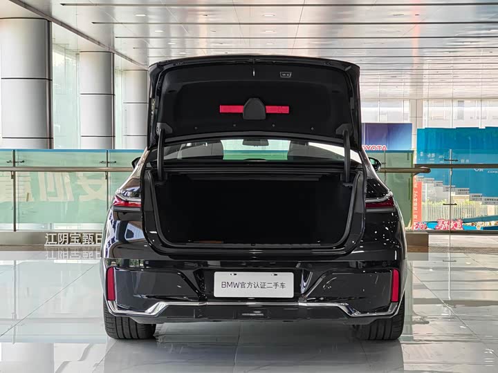 BMW i7, 2025 — фото 7 из 9