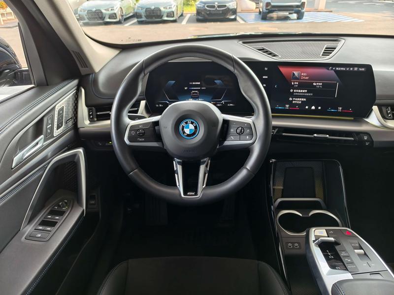 BMW iX1, 2025 — фото 8 из 12