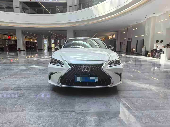 Lexus ES, 2023 — фото 2 из 9