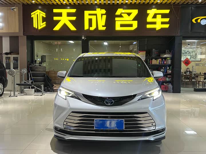 Toyota Sienna, 2023 — фото 2 из 9