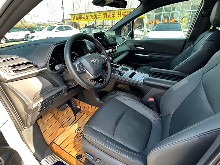 Toyota Sienna, 2023 — фото 4 из 7