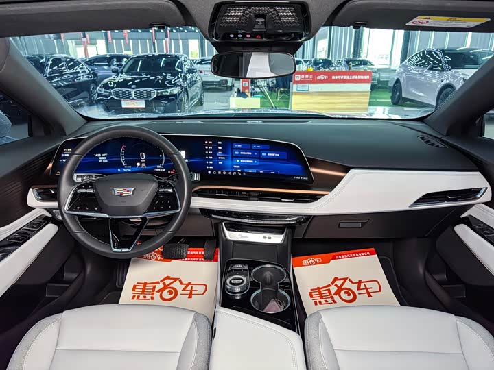Cadillac GT4, 2025 — фото 8 из 9