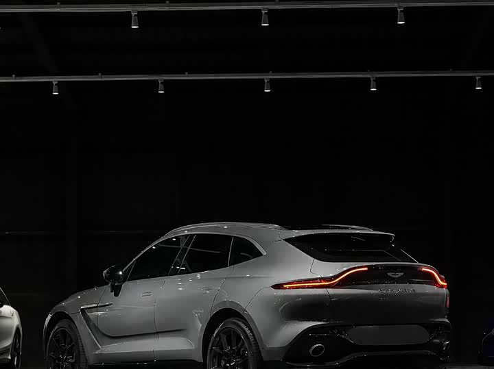 Aston Martin DBX, 2022 — фото 4 из 9