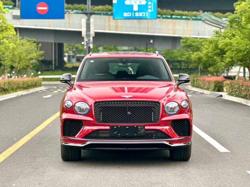 Bentley Bentayga, 2022 — фото 2 из 10