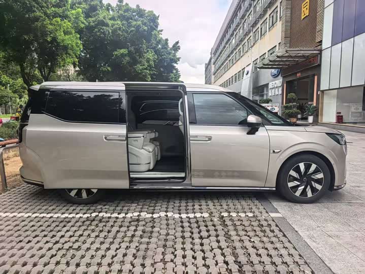 Volvo EM90, 2023 — фото 8 из 9