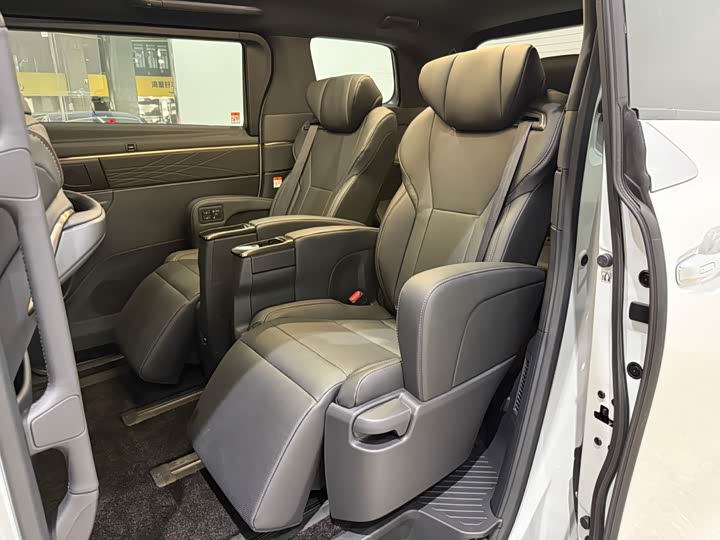 Toyota Alphard, 2025 — фото 6 из 9