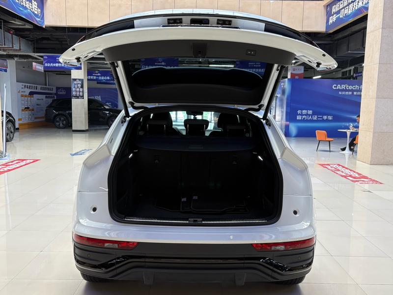 Audi Q5L Sportback, 2024 — фото 12 из 12