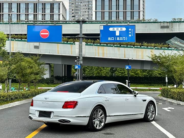 Bentley Flying Spur Hybrid, 2022 — фото 7 из 9