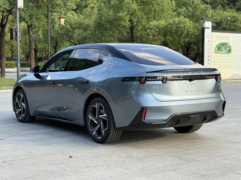 Lynk & Co 07 EM-P Hybrid, 2024 — фото 5 из 12