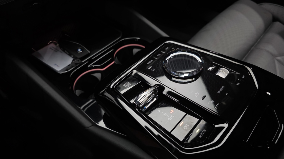 BMW 5 Series, 2025 — фото 9 из 12