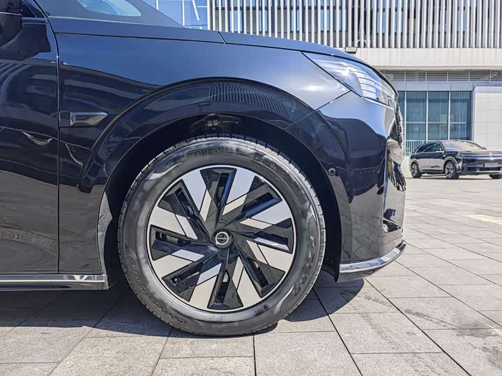 Volvo EM90, 2023 — фото 7 из 9