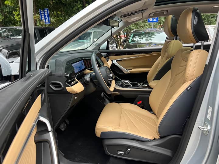 Geely Atlas L, 2022 — фото 7 из 9