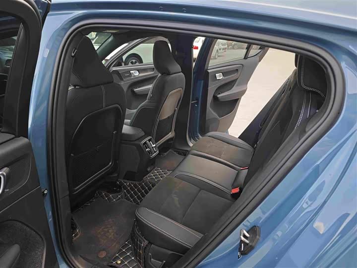 Volvo C40, 2023 — фото 7 из 9