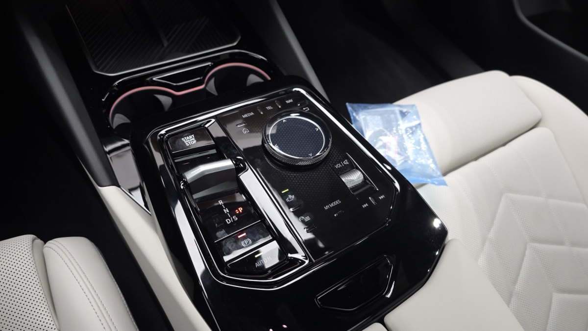 BMW 5 Series, 2025 — фото 9 из 12