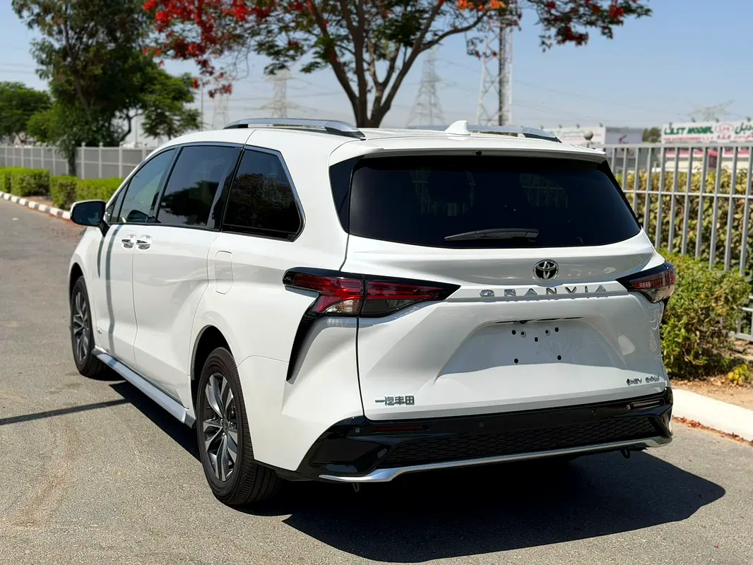 Toyota Sienna, 2025 — фото 8 из 10