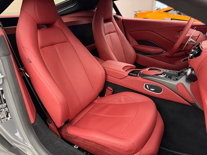 Aston Martin V8 Vantage, 2022 — фото 3 из 9