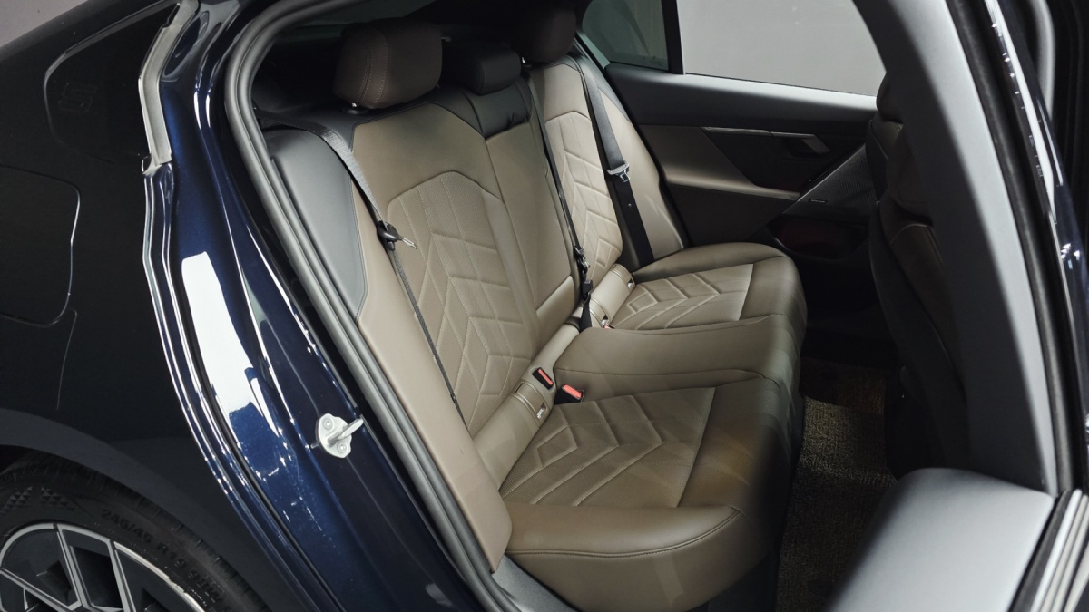 BMW 5 Series, 2025 — фото 10 из 12