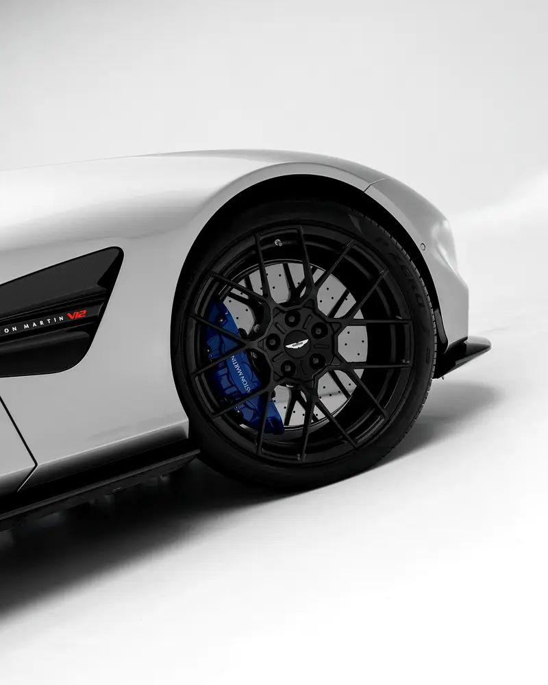 Aston Martin Vanquish, 2025 — фото 10 из 10