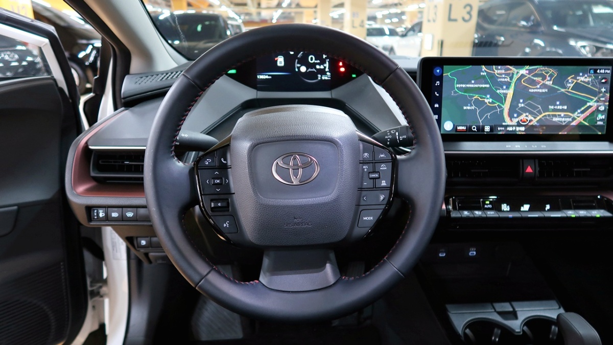 Toyota Prius, 2023 — фото 12 из 12