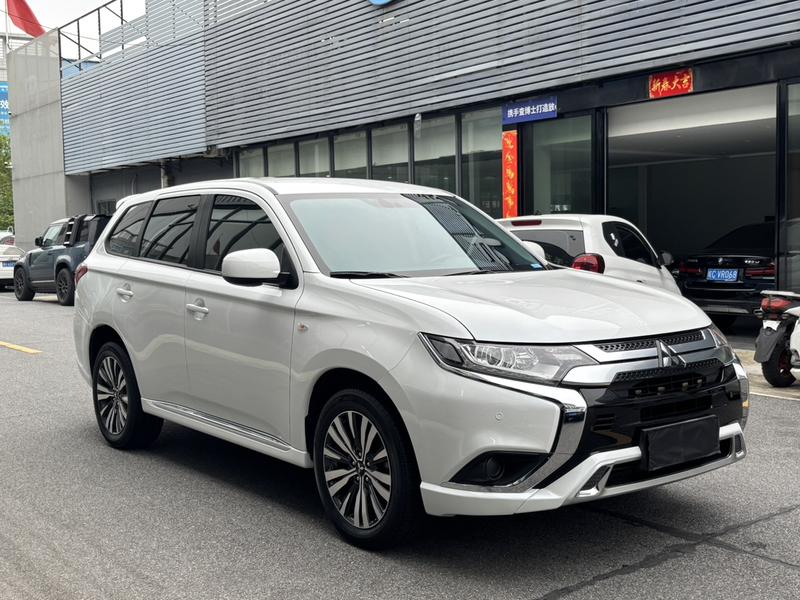 Mitsubishi Outlander, 2022 — фото 3 из 11