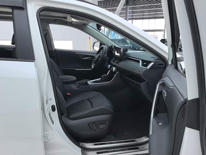Toyota RAV4, 2023 — фото 8 из 9
