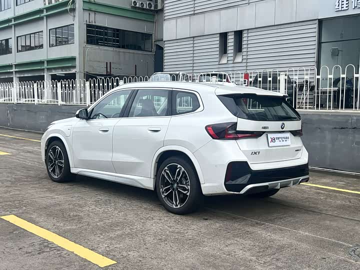 BMW iX1, 2025 — фото 7 из 9