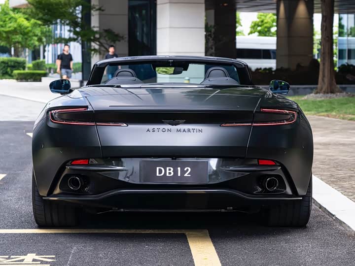 Aston Martin DB12, 2025 — фото 7 из 9