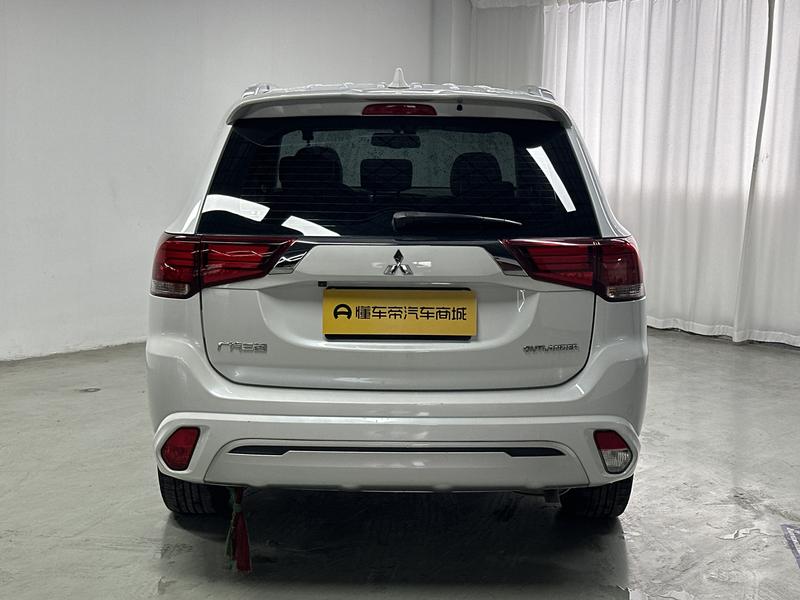 Mitsubishi Outlander, 2023 — фото 6 из 12
