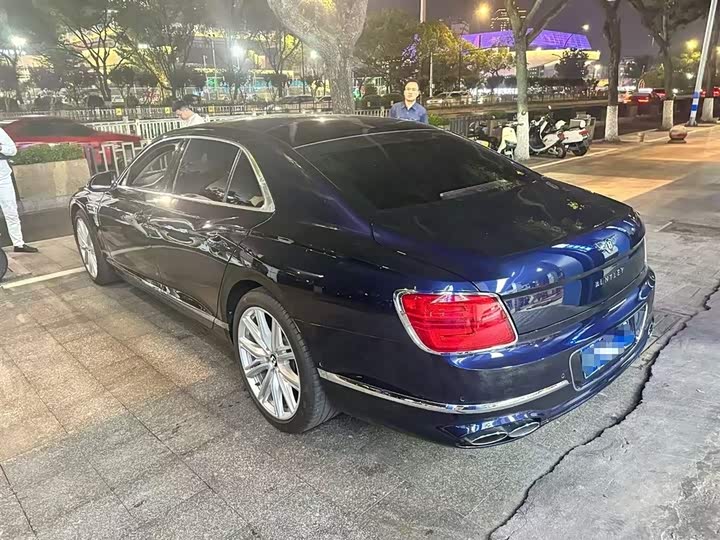 Bentley Flying Spur, 2022 — фото 4 из 9