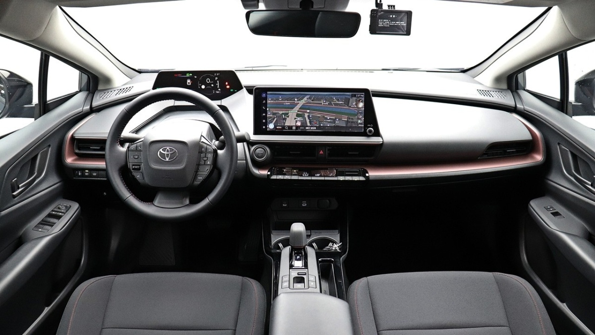 Toyota Prius, 2024 — фото 6 из 12