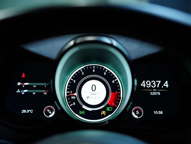 Aston Martin V8 Vantage, 2022 — фото 9 из 12