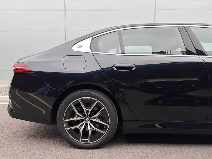 BMW i5, 2025 — фото 8 из 9